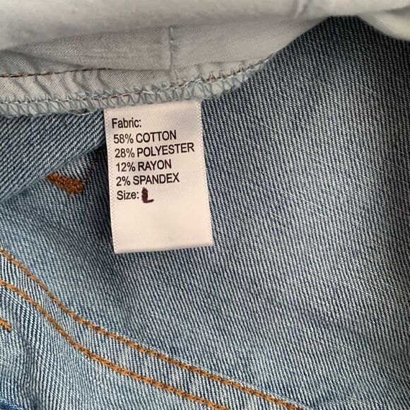 ELAN blue denim high rise slightly distressed shorts. Size L - Picture 5 of 10